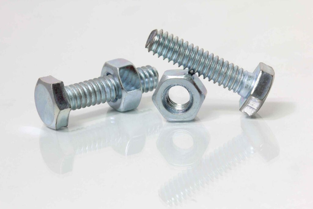 Tuercas y tornillos cómo reparar muebles flojos
