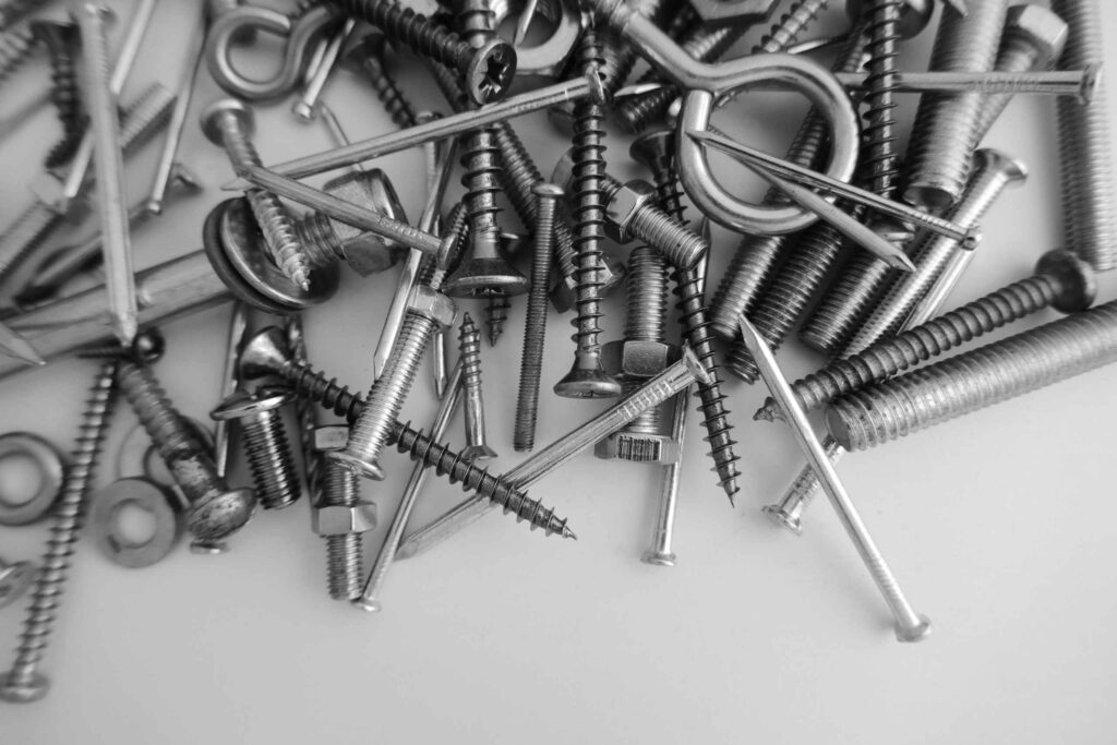 TTuercas y tornillos cómo reparar muebles flojos